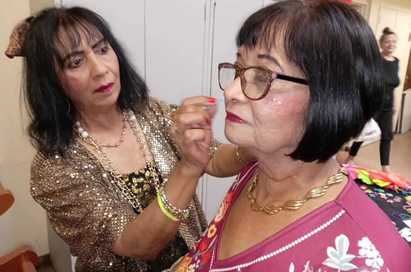 older woman putting on make up
